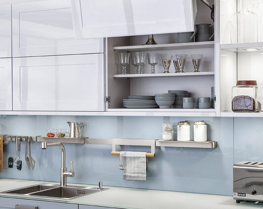 Vierkantreling DOMO von LEICHT Küchen passt zu vielen Küchenfronten: von modern bis Landhaus